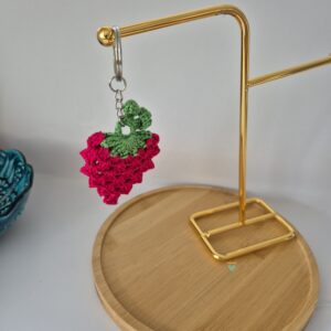 Truskawka szydełkowa- brelok do kluczy czerwony