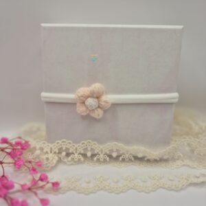 Opaska bezuciskowa kwiatek brzoskwiniowy z białym środkiem