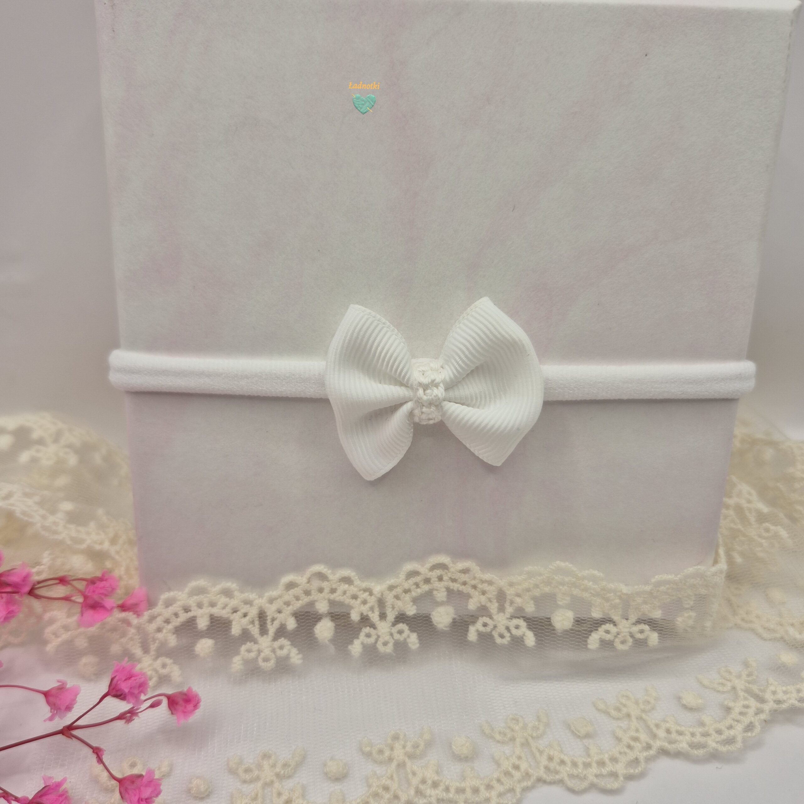 Opaska bezuciskowa z białą kokardą- środek szydełkowy
