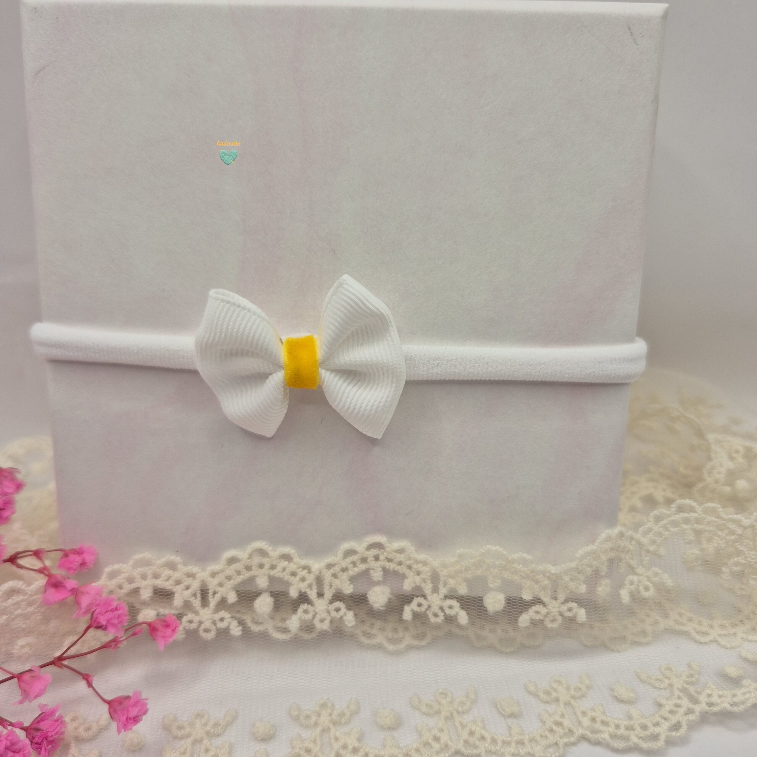 Opaska bezuciskowa z kokardą białą i żółtym środkiem