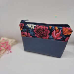 Mała kosmetyczka w kwiaty z przewagą ekoskóry