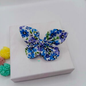 Materiałowa spinka motyl- niebieskie kwiaty- mała